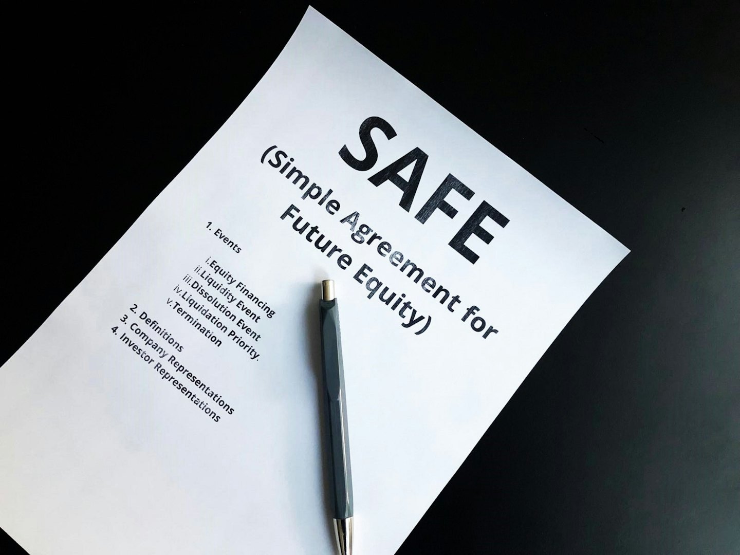 Documento legale per investimento SAFE con penna.